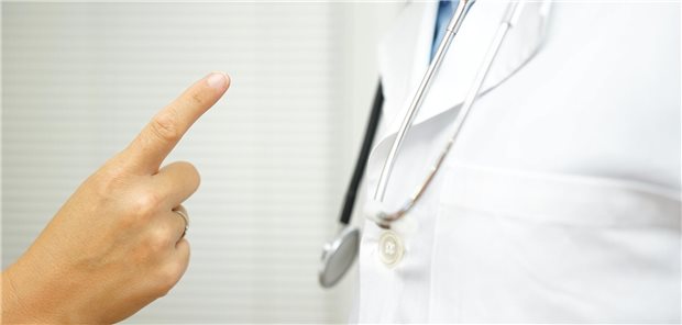 Gewalt gegen Ärztinnen und Ärzte sowie medizinisches Personal: „Wir verlangen, dass wir als Gruppe unter besonderen Schutz gestellt werden“, fordert Nordrheins Kammer-Präsident Dr. Sven Dreyer.