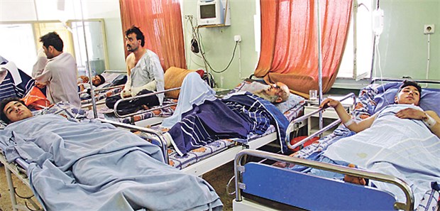 Die Angst vor dem nächsten Bombenanschlag Gewalt ohne Ende: Zivile Opfer eines Bombenanschlags in Kabul.