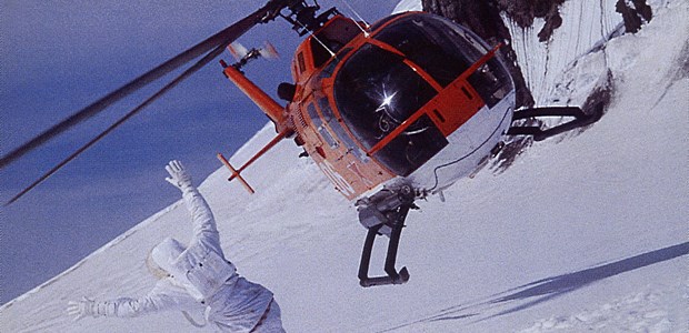 James Bond ist nichts für Kinder Gewaltszene: Helikopter gegen Schneemann.