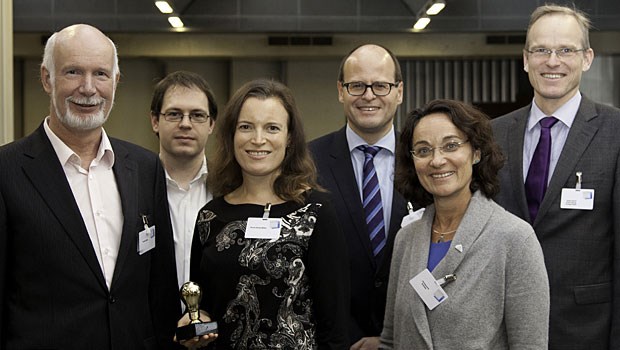 Innovationspreis für Hausarztzentrum Gewinner des Innovationspreises beim Bundeskongress Privatmedizin (von links): Dr. Herbert Baake, Daniel Helmbrecht, Dr. Nicole Baake-Möller, Steffen Fritzsche (UCB), die Gewinnerin des Mutmacher-Preises Dr. Christamaria Schlüter, und Hauke Gerlof von Springer Medizin.