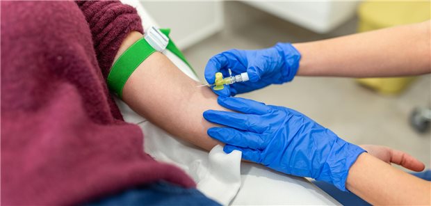 Einer Person wird Blut abgenommen. 