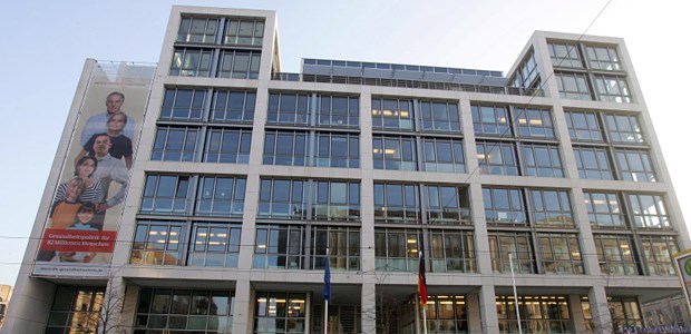 Der Minister putzt das Haus neu raus Gewohnte Fassade seit 2009, neues Innenleben: Das Bundesgesundheitsministerium an der Friedrichstraße.
