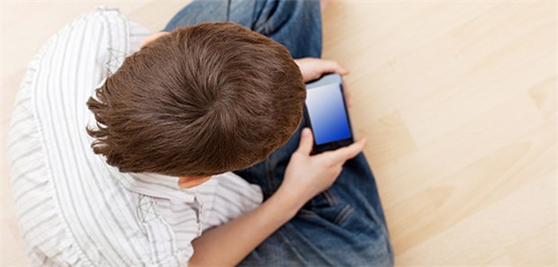 Kinder sind zu lange am Smartphone Gewohntes Bild: Kinder und Jugendliche können sich studenlang mit dem Smartphone amüsieren.