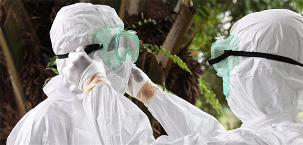 Ebola-Verdachtsfall in Ruanda Gewohntes Bild im Kampf gegen Ebola: Der Schutzanzug der Helfer muss sitzen.