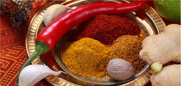 Gewürze wie Curry, Kurkuma, Kümmel, Ingwer und Knoblauch können dazu beitragen, dass weniger Entzündungsstoffe aus der proinflammatorisch wirkenden Arachidonsäure (Omega-6-Fettsäure) entstehen.