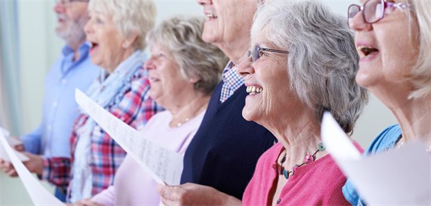 Mehrere ältere Menschen, die singen