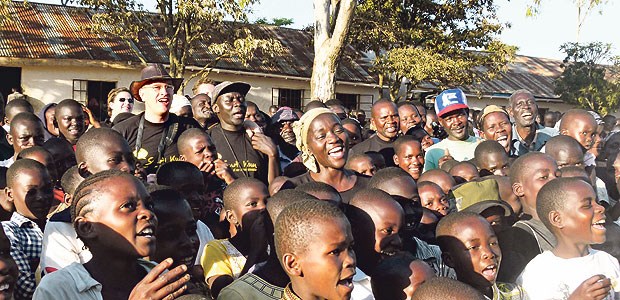 'Ich habe gelernt, mehr auf mich zu achten' Gibt Kindern in Kenia die Chance, ihr Leben selbstständig zu bestimmen: Dr. Auma Obama (Bildmitte).