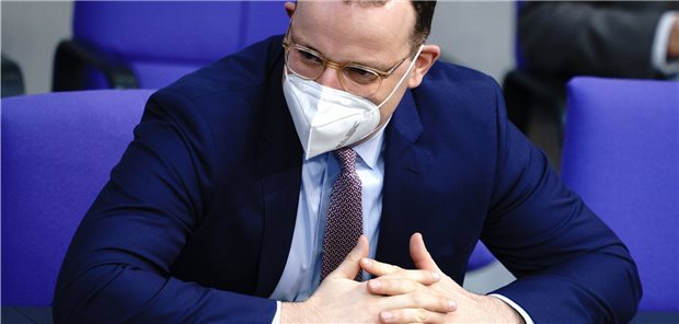 Spahn verteidigt fünf Euro für Corona-Impf-Atteste Gibt beim Attest-Honorar nicht nach: Jens Spahn am Dienstag im Bundestag.