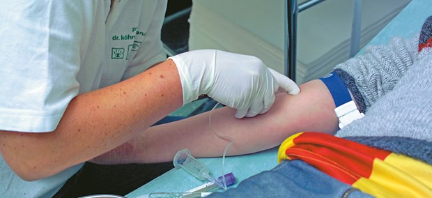 Höhere Sterberate auch durch andere Ursachen Gibt es Hinweise auf eine HCV-Infektion? Eine Blutuntersuchung bringt die Antwort.