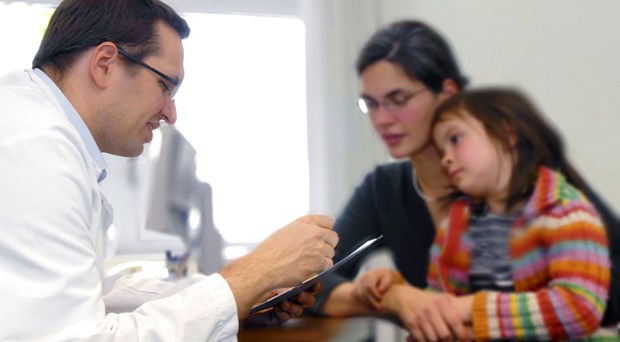 Kinderschutz: Wann Ärzte reden dürfen Gibt es Hinweise auf eine Kindesmisshandlung? Dann müssen Ärzte Eltern oder Beratungsstellen informieren.