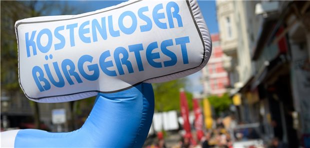 Fast zwei Drittel für längere Corona-Bürgertests "Kostenloser Bürgertest" steht auf einem aufblasbaren Hinweisschild zwischen Restaurants im Hamburger Schanzenviertel.