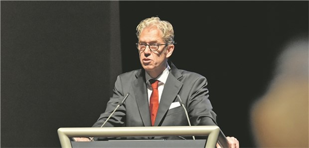KBV-Positionen zur Wahl: 100 Prozent Zustimmung Gibt sich kämpferisch: KBV-Chef Dr. Andreas Gassen auf der Vertreterversammlung in Freiburg