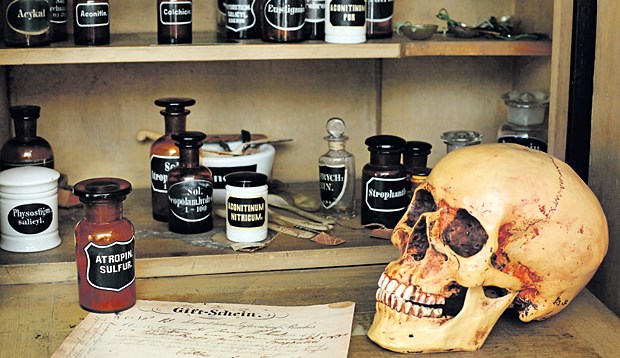 Goethes Faible für die Pharmazie Giftschein von 1883. Auch Goethe hatte großes Interesse an Medizin, Pharmazie und Alchemie.