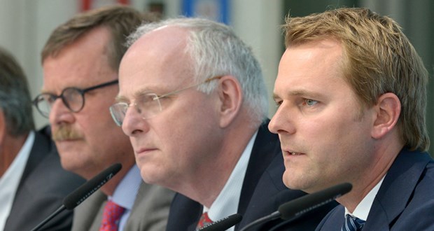 Die Zeichen stehen auf Kontrolle Gipfeltreffen: BÄK-Chef Frank Ulrich Montgomery, Kassenvertreter Johann-Magnus von Stackelberg und Gesundheitsminister Bahr.