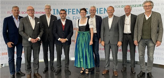 Holetschek: „GKV-Gesetz ist nicht tragbar“ Gipfeltreffen des bayerischen Gesundheitsministers Klaus Holetschek (4.v.l.) in München mit Vertretern des deutschen Gesundheitswesens, darunter Bundesärztekammer-Präsident Dr. Klaus Reinhardt (2.v.l.) KBV-Vorstandschef Dr. Andreas Gassen (3.v.l.).