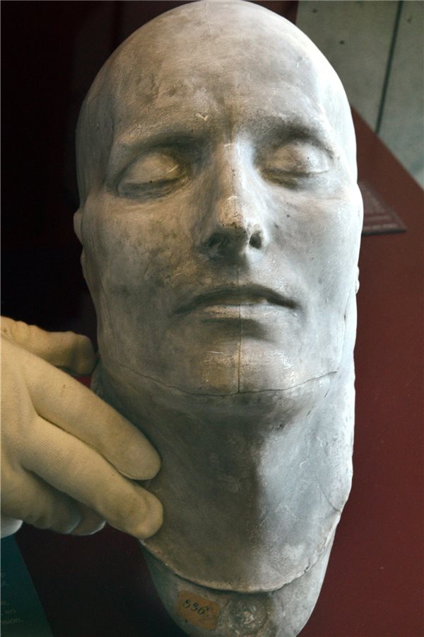 Napoleons Leibarzt: Beschimpft, aber treu bis zum Tod des Kaisers Gips-Nachbildung der Totenmaske von Napoleon Bonaparte. Sie wurde 1821 von Francesco Antommarchi, dem Leibarzt Napoleons, abgenommen. Er fertigte 1833 Kopien an und bot diese zum Kauf an.
