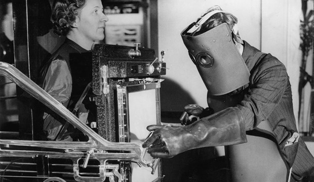 Britische Hausärzte rebellieren gegen Big Data Gläserne Patientin im Jahr 1934 - samt Radiologen im Vollschutzanzug: Heutigentags sorgen gläserne Patienten andere Couleur für merkwürdige Luxationen der Ärzte - wie derzeit in Großbritannien.