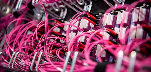 Glasfaserkabel stecken in einem Rechenzentrum vom bayerischen Landeskriminalamt (BLKA) in einem Netzwerk-Switch. Das Bundesamt für Sicherheit in der Informationstechnik (BSI) schlägt jetzt Alarm wegen einer Schwachstelle, die auf breiter Front Server im Netz bedrohen könnte. (Archivbild)