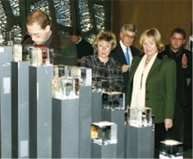 Denkmal erinnert an 15 jüdische Ärzte in Hannover Glaskuben auf Stelen erinnern an die verfolgten jüdischen Ärzte.