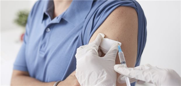 Studie: Gleichzeitig gegen Influenza und COVID impfen ist sicher Gleich auch eine Impfung in den anderen Arm? Studiendaten stützen die Empfehlung der kombinierten Influenza-COVID-Impfung.