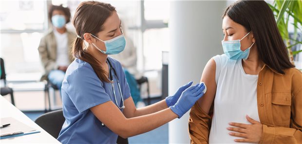 Gleich wird geimpft – gegen RSV? Ein Impfstoff für Schwangere steht bereit. (Symbolbild mit Fotomodellen) 