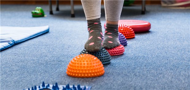 Gleichgewicht gesucht: Rehabilitation ist eine Möglichkeit, die Teilhabe der Kinder und Jugendlichen im Alltag zu verbessern. Doch die Antragszahlen sind in den vergangenen Jahren gesunken.