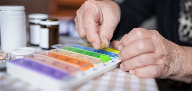 Ältere Person befüllt ihre Tablettendose.