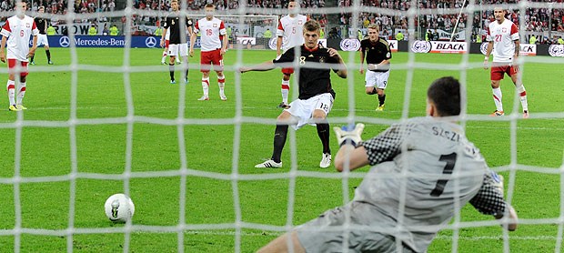Die Lust des Physikers am Elfmeter Glück oder Können? Beim Freundschaftsspiel Deutschland - Polen im September 2011 traf Toni Kroos.