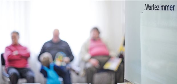 Neupatienten-Aus: KV Hamburg warnt auch vor Aufnahmestopps Glücklich ist, wer im Wartezimmer sitzt. Einen Termin in einer Praxis zu bekommen, könnte nach Auffassung von Hamburgs Ärzten ab 2023 schwieriger werden.