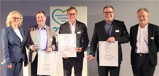 „Ausgezeichnete Gesundheit 2022“ – drei ambulante Leuchtturmprojekte geehrt Glückliche Gewinner: Dr. Thorsten Kleinschmidt (2. vl), Dr. Marc Kurepkat (m.) und Dr. Wolfgang von Meißner (2. vr).
Dr. Annette Rommel (l.) und Dr. Dominik von Stillfried (r.) zeichneten am Donnerstag drei exzellente Beispiele ambulanter Versorgung aus.