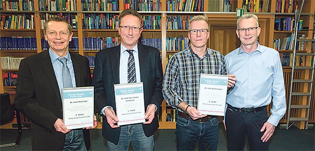 Glückliche Preisträger: Kardiologe Dr. Klaus Edel (3.Preis) aus Rotenburg, Chirurg Dr. Hans-Jürgen Beckmann (1. Preis) aus Bünde und Hausarzt Dr. Michale Gurr mit Informatiker Hans-Georg Schleißinger (2. Preis) aus Eisenberg