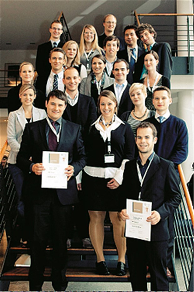Top-Studenten werden mit Stipendium belohnt Glückliche Stipendiaten bei Medical Excellence.