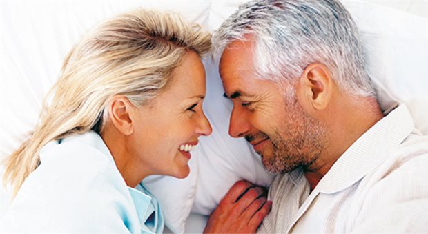 Glückliches älteres Paar im Bett. Ein Koitus ist für auch für das Herz von KHK-Patienten keine große Belastung.