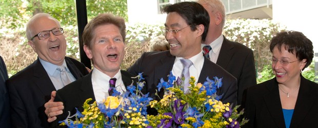 Schleswig-Holstein: Folgt eine Ärztin auf Heiner Garg? Glückwünsche für Heiner Garg (2.v.l.): Der FDP-Vorsitzende Philipp Rösler (2.v.r.) und die Fraktionsvorsitzenden Rainer Brüderle (l.) und Birgit Homburger (r.) gratulieren zum Einzug in den schleswig-holsteinischen Landtag.