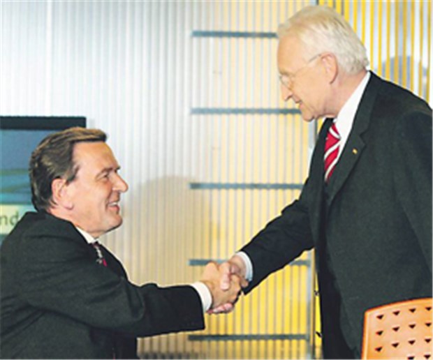 Gerhard Schröder bleibt Kanzler Glückwunsch: Edmund Stoiber gratuliert Gerhard Schröder zum Sieg.