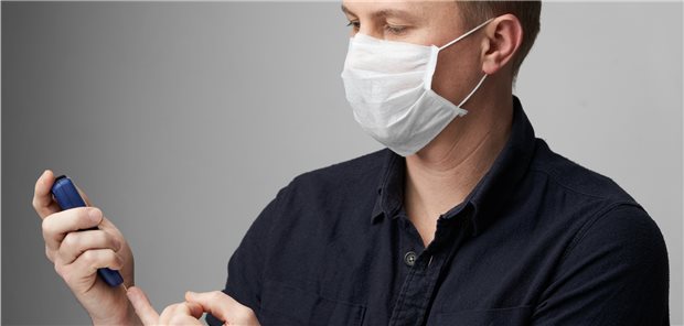 Glukosemessung in Pandemie-Zeiten: Zu Hause darf es aber auch ohne Maske sein. (Symbolbild mit Fotomodell)