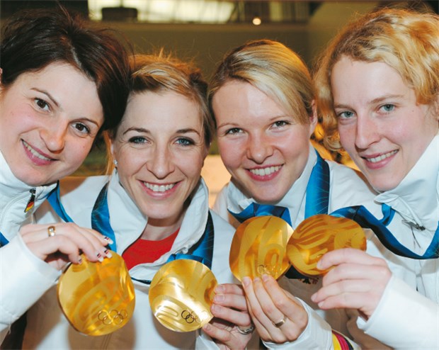 "Glänzende Botschafter unseres Landes" Gold-Quartett: Daniela Anschütz-Thoms, Anni Friesinger-Postma, Stephanie Beckert und Katrin Mattscherodt (von links) standen nach spektakulärem Wettkampf in der Teamverfolgung ganz oben auf dem Siegertreppchen. © dpa