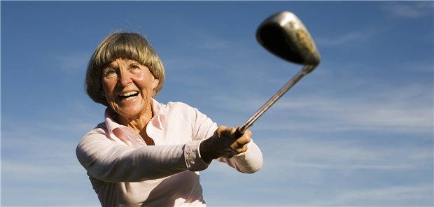 Golferinnen und Golfer gehen ihrem Hobby meist bis ins hohe Alter nach.
