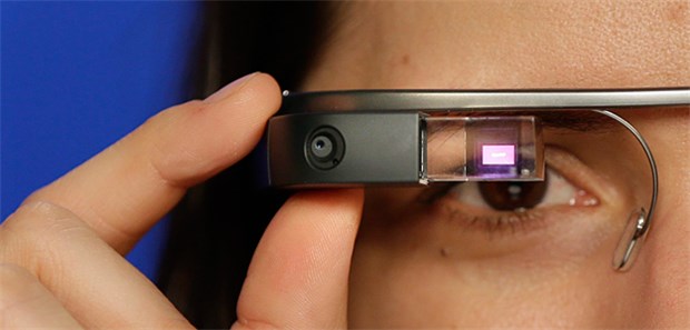 Operieren mit der Google-Brille Google Brille: In einem Test fertigten Chirurgen damit während der Op Foto- und Videodokumentationen an, führten Telefongespräche, legten Abrechnungsziffern fest und suchten im Internet nach medizinischen Informationen.
