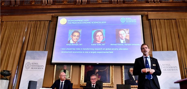 Nobelpreis für Kampf gegen globale Armut Goran K. Hansson (M), Generalsekretär der Königlich Schwedischen Akademie der Wissenschaften, und die Akademiemitglieder, Peter Fredriksson (l) und Jakob Svensson, verkünden die Gewinner des Wirtschaftsnobelpreises 2019.