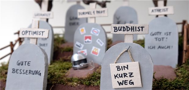Nicht überall heißt es „Ruhet in Frieden“ Grabsteine und Botschaften: Auch für Künstler ist der Umgang mit dem Tode eine Herausforderung.