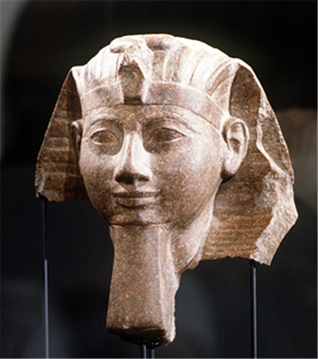 Pharmazeutische Spürnase für alte Düfte Granitbüste der Pharaonin Hatschepsut (1450 v.Chr.) im Ägyptischen Museum in Berlin: Offenbar war sie eine pharmazeutische Spürnase.