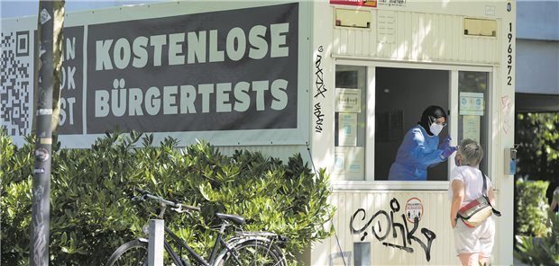 Ein Kinderarzt untersucht ein Kind mittels Ultraschall. Die Pädiater warnen vor Leistungskürzungen, sollte die mit dem TSVG eingeführte Zusatzvergütung für mehr Termine wieder gestrichen werden.
