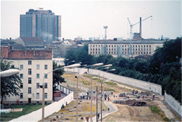 Die Charité und der real existierende Sozialismus Grenzanlagen mit der Charité im Hintergrund, 1990.
