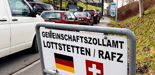 Geschlossene Schranken kommen teuer zu stehen Grenze zur Schweiz: Müssen deutsche Ärzte hier bald Kehrt machen?