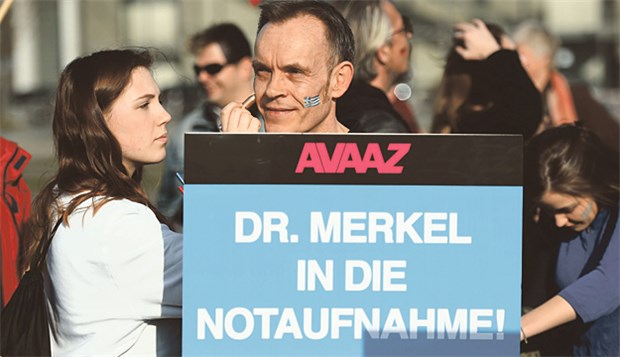 Im Gesundheitssystem herrscht pures Chaos Griechen protestieren während des Besuches von Alexis Tsipras bei Angela Merkel vor dem Kanzleramt gegen die Sparpolitik.