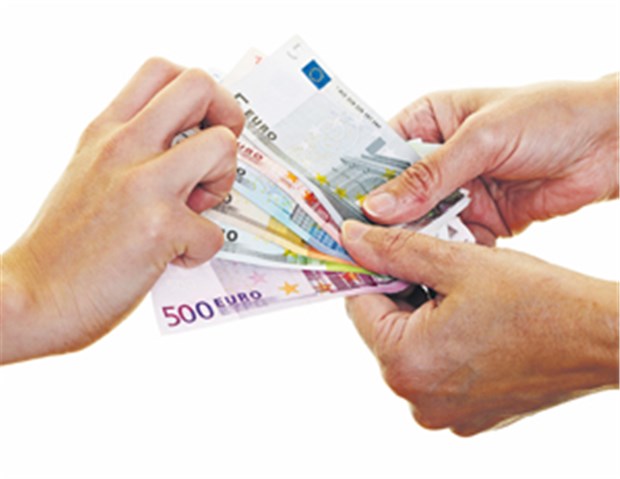 Verdienst der Ex schützt vor Zahlung nicht Griff nach Geld: Unterhalt für die Ex kann trotz vorhandenen Einkommens fällig werden.