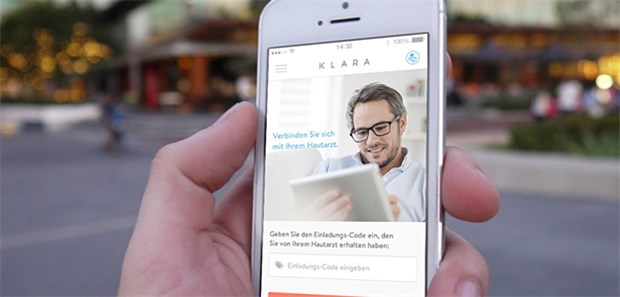 Erstdiagnose via App statt in der Arztpraxis Griff zum Smartphone: Die App "Klara" soll Patienten mit Hauproblemen ermöglichen, innerhalb von 48 Stunden zu einer Ersteinschätzung eines Dermatologen zu gelangen.