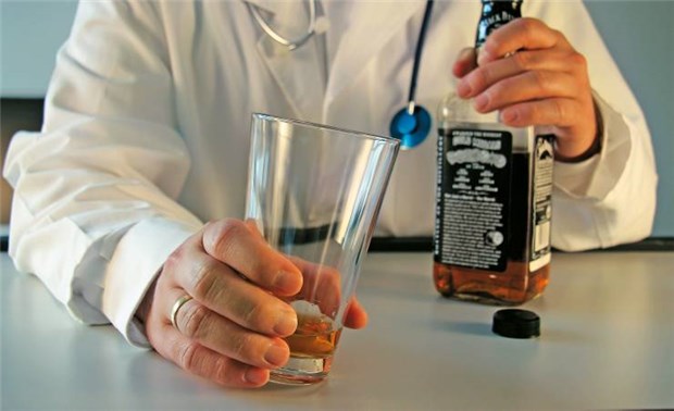Hilfe statt Berufsverbot - das sollte auch für den süchtigen Niedergelassenen gelten Griff zur Flasche: Wie viele Ärzte in Deutschland alkoholsüchtig sind oder andere Drogen zu sich nehmen, dazu gibt es nur Schätzungen.