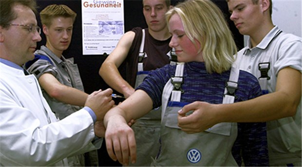 Betriebsärzten macht die Überalterung zu schaffen Grippeimpfung bei Volkswagen: Was hier noch mit festem ärztlichen Personal Routine ist, könnte in nicht all zu ferner Zukunft bald Seltenheitswert erlangen.
